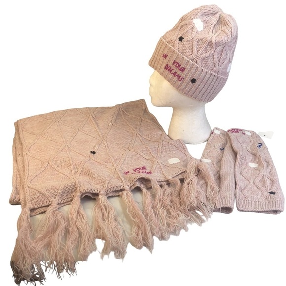 NEW Set in your dreams UO scarf Urban Outfitters Hat Scarf Fingerless Gloves - Picture 1 of 13